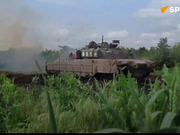Các đơn vị của Cụm Vostok của Quân đội Nga tại nam Donetsk được trang bị xe tăng T-80BVM, được cho là đã chặn một cuộc tấn công của Ukraine dọc theo một phần của mặt trận nam Donetsk. Trước đó các hoạt động trinh sát của Cụm Vostok đã xác định được lực lượng Ukraine đang tập trung chuẩn bị cho một cuộc tấn công trong khu vực này.