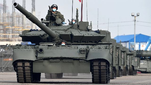 Mặc dù có khả năng cơ động và hỏa lực vượt trội, T-80 vẫn được coi là không hiệu quả về mặt kinh tế, chủ yếu là do chi phí sử dụng và bảo dưỡng cao, liên quan đến động cơ tuabin so với các mẫu xe tăng chạy bằng động cơ diesel như T-72, T-90 và T-14.