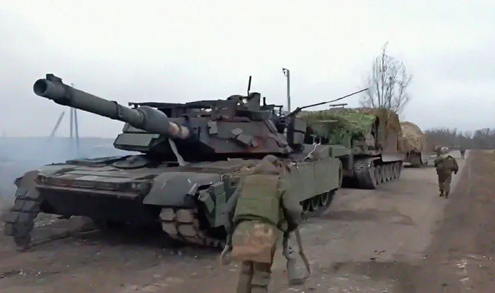 Việc Quân đội Nga sơ tán chiếc xe tăng M1A1 Abrams nặng 65 tấn chiến lợi phẩm khỏi chiến trường về tuyến sau, hóa ra là một nhiệm vụ khó khăn. Điều này được xác nhận qua đoạn video quay cảnh chiếc xe tăng do Mỹ sản xuất, được di chuyển một cách khó khăn bằng hai xe kéo.