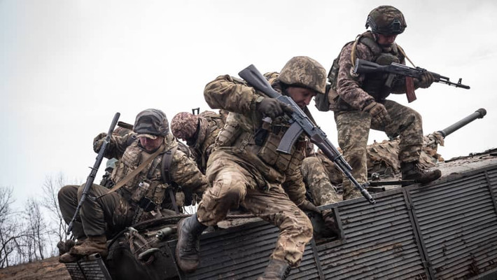Đồng thời, chuyên gia quân sự Ukraine Oleg Zhdanov cho rằng, một nguyên nhân khác khiến Quân đội Nga tiến nhanh đến Kupyansk, là do một số binh sĩ Nga chiến đấu trong quân phục Ukraine và đi xe bọc thép thẳng vào Kupyansk. Điều này đã làm lính Ukraine hiểu nhầm, khi phát hiện ra thì đã quá muộn.
