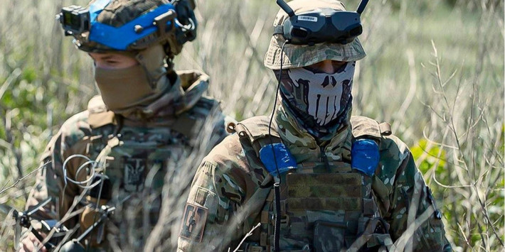 Mặc dù phía Ukraine phàn nàn rằng Quân đội Nga “không chơi bài theo thông lệ”; nhưng khi Quân đội Ukraine xâm chiếm khu vực Kursk vào ngày 6/8, binh lính Ukraine cũng mặc quân phục Nga, bất ngờ tấn công vào các doanh trại của lính Nga. Vì vậy, đây cũng chỉ là hành động “có đi có lại” giữa hai bên mà thôi. (Nguồn ảnh: Topwar, Rvvoenkory, Liveuamap, Forbes).