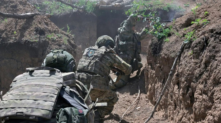 Tuy nhiên, Quân đội Ukraine vẫn không từ bỏ sự kháng cự mà không ngừng điều chỉnh chiến thuật và tìm kiếm những bước đột phá. Cuộc chiến giữa hai bên có thể sẽ kéo theo sự cạnh tranh gay gắt hơn, xung quanh việc kiểm soát và phản công tái chiếm các vị trí quan trọng.