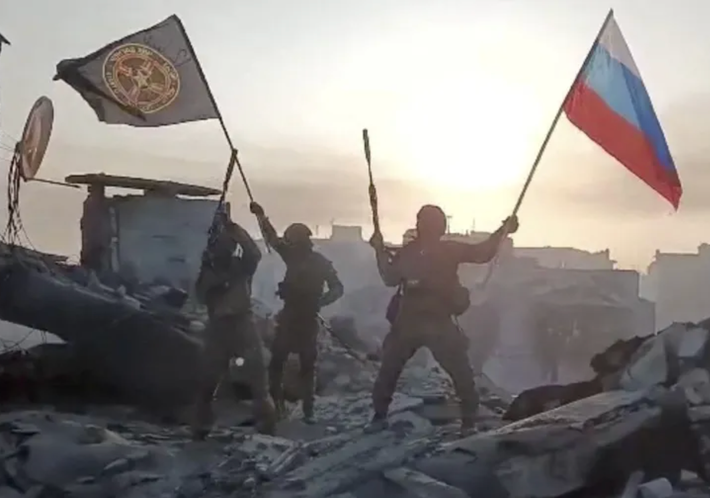 Sự thất bại của Ukraine ở cả hai “máy xay thịt” sau đều giáng mạnh vào nội bộ chính trị của Ukraine, đặc biệt là tinh thần của lính Ukraine trên chiến trường và dân thường Ukraine; cũng như niềm tin của Mỹ và phương Tây vào viện trợ. Và tác động còn lớn hơn nhiều so với Mariupol.