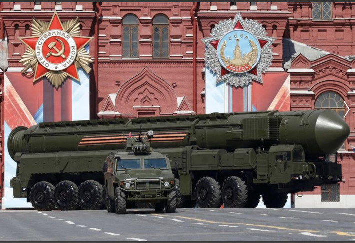 Các nước phương Tây khẳng định, số công dân của họ có mặt tại chiến trường Ukraine là quân tình nguyện, nhằm để tránh “rắc rối” với Moscow. Suy cho cùng, vũ khí hạt nhân của Nga vẫn là “cây gậy lớn” và các nước phương Tây “không dám mạo hiểm”.