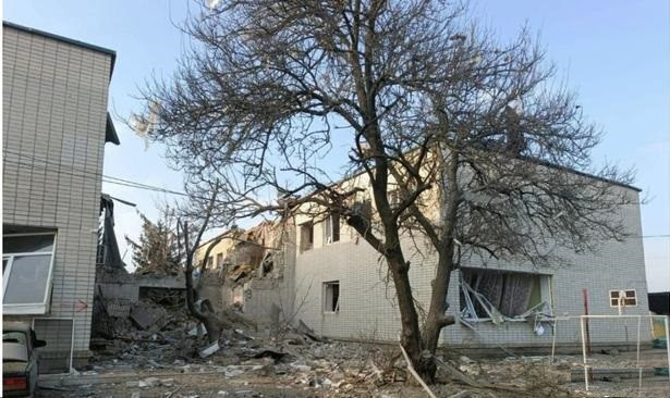Nga đã tiến hành một loạt cuộc tấn công vào các cơ sở ở sâu trong lãnh thổ Ukraine trong nhiều ngày qua, với các vụ nổ thường xuyên vang lên khắp đất nước. Mặc dù Ukraine đã cố gắng phân tán quân và triển khai tại các khu dân cư để giảm tổn thất, nhưng kết quả hạn chế.