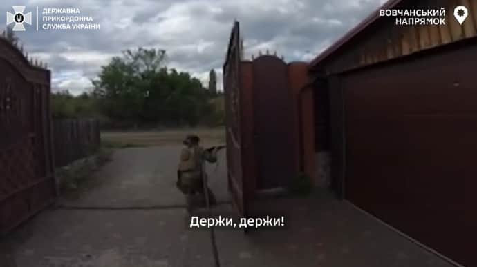 Vì lý do này, dù nhà máy VLXD đã bị Quân đội Ukraine bao vây từ ba phía và tình hình phòng thủ không thuận lợi, nhưng Quân đội Nga vẫn kiên trì và tiếp tục đầu tư lực lượng phòng thủ mới; ngay cả Lữ đoàn đặc nhiệm tinh nhuệ số 34 cũng được điều động vào để giữ nhà máy VLXD nhỏ bé này.
