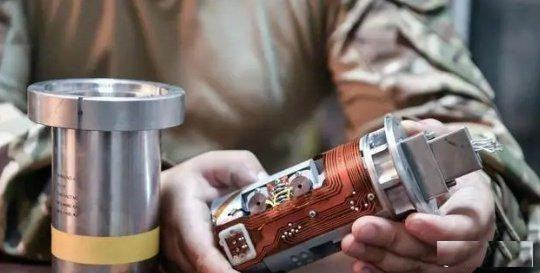 Động thái của Nga không chỉ là màn trình diễn công nghệ đơn giản mà còn gây ra cuộc thảo luận toàn cầu về bảo vệ bí mật công nghệ quốc phòng và chiến tranh thông tin. Đối với Anh, tên lửa chiến thuật tiên tiến nhất của nước này đã lộ hết bí mật đối với Nga, đây chắc chắn là một đòn giáng rất lớn. Anh phải xem xét, liệu họ có cần đầu tư số tiền khổng lồ để nâng cấp toàn diện Storm Shadow, hay đơn giản là cho chúng loại khỏi biên chế chiến đấu.