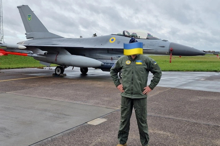 Theo thông tin gần đây của hãng tin Pháp AFP, lứa phi công chiến đấu Ukraine đầu tiên do Không quân Pháp huấn luyện đang được huấn luyện trên chiến đấu cơ F-16, tại một căn cứ bí mật ở tây nam nước Pháp.