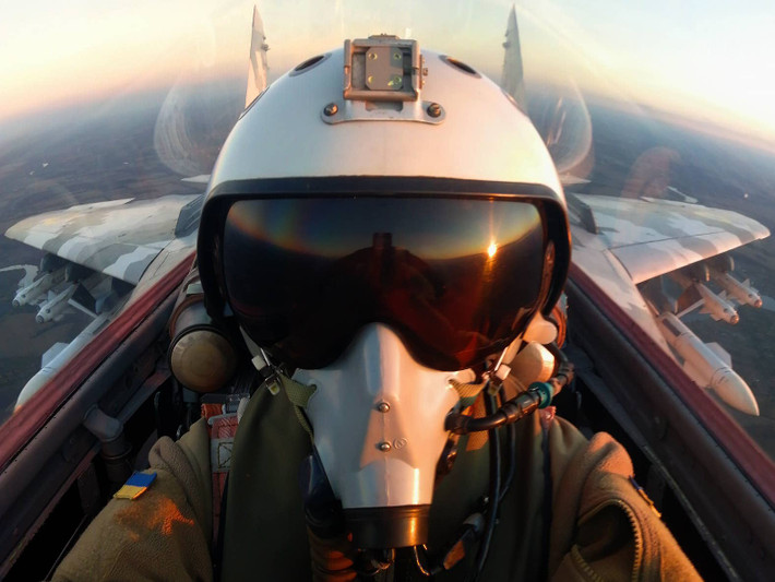 Phương Tây cho rằng, Ukraine sẽ không có đủ phi công để sử dụng tất cả 60 chiếc F-16 được viện trợ; trong khi đó, Tư lệnh Không quân Ukraine, Tướng Sergey Golubtsov, hồi đầu tháng 6 đã đề xuất một số máy bay F-16 của Ukraine có thể đồn trú tại các căn cứ ở nước NATO láng giềng.