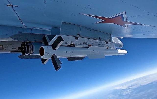 Việc NATO coi tên lửa R-37M là tên lửa chuyên dùng để đánh chặn các mục tiêu lớn và kém cơ động như máy bay tiếp dầu hay AWACS, thì giờ đây có vẻ như nó cũng rất hiệu quả khi chống lại máy bay chiến đấu hoặc máy bay tiêm kích bom, cơ động ở độ cao rất thấp.