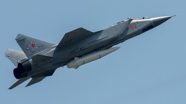 MiG-31K khi bay tuần tra, luôn được kết nối để nhận tọa độ và hình ảnh radar của mục tiêu, thông qua liên kết dữ liệu an toàn. Dữ liệu dẫn đường thường được thu thập thông qua vệ tinh chụp ảnh radar, có thể được chuyển tiếp trực tiếp đến MiG-31K, hoặc được chuyển qua trạm điều khiển mặt đất.