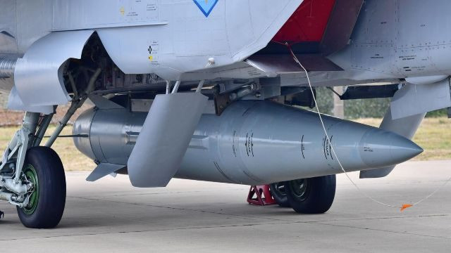 Sau khi nhận thông tin mục tiêu, hệ thống dẫn đường và điều khiển của MiG-31K chịu trách nhiệm tải hình ảnh radar của mục tiêu vào thiết bị dẫn đường của Kinzhal, lập trình hệ thống lái tự động và thiết lập điểm phóng tên lửa. Sau khi hoàn thành các nhiệm vụ này, phi hành đoàn sẽ bắt đầu trình tự phóng tên lửa hoàn toàn tự động.