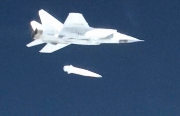 Để phóng tên lửa Kinzhal, MiG-31K cần phải có tốc độ, độ cao và tọa độ địa lý của trận địa phóng. Khi các thông số chính xác cần thiết cho việc phóng tên lửa đã được nạp, phi công điều khiển vũ khí sẽ phóng tên lửa vào quỹ đạo của nó.