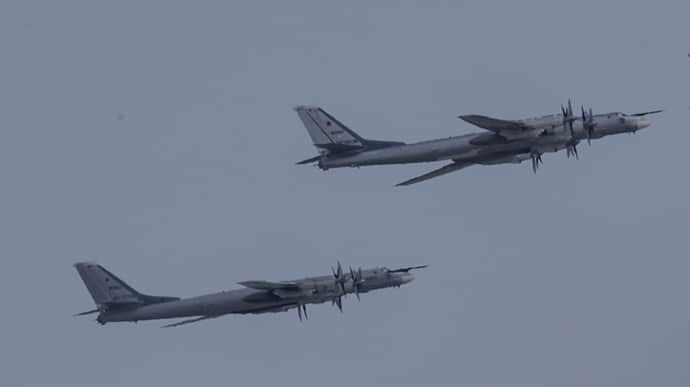 Không quân Nga đã xuất kích liền lúc 17 máy bay ném bom chiến lược Tu-95MS và 4 máy bay ném bom siêu thanh Tu-22M3. Các máy bay chiến đấu MiG-31 và Su-35 cũng lần lượt tham gia, còi báo động phòng không Ukraine vang lên khắp bầu trời.