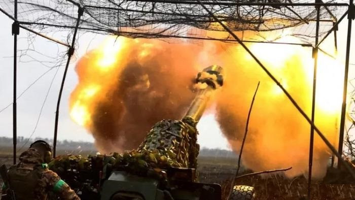 Về phía Quân đội Ukraine, họ thường phải hứng chịu những đòn đánh thụ động. Nếu họ có đủ lực lượng, thì họ cũng đủ sức tạo ra những đột phá lớn; ví dụ các chiến dịch phản công vào khu vực Kursk của Nga đang diễn ra, hay chiến dịch phản công ở Izyum và bắc Kherson vào cuối năm 2022, Quân đội Ukraine đã chiếm được nhiều vùng lãnh thổ.