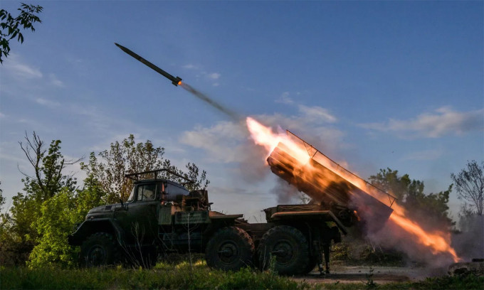 Ông Oleh Shyriaiev, chỉ huy Tiểu đoàn xung kích 255 của Ukraine đóng tại khu vực này được 6 tháng cho rằng, Nga đang triển khai chiến thuật “thiêu đốt” nhằm phá hủy bất cứ nơi nào có thể được sử dụng làm trận địa, nhằm buộc lực lượng Ukraine phải rút lui.