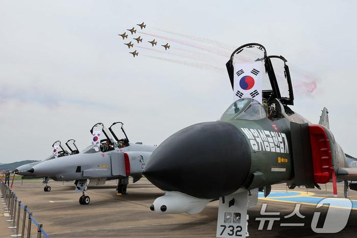 Trước sự có mặt của Bộ trưởng Shin Won-Syrsky, đội máy bay huấn luyện T-50 của Không quân Hàn Quốc cũng biểu diễn nhào lộn trên không. Ngoài ra hai chiếc trực thăng vũ trang Black Hawk của Không quân cũng biểu diễn bay tại buổi lễ. Một số máy bay F-4D và RF-4C đã loại biên trước đó, được trưng bày trên mặt đất.
