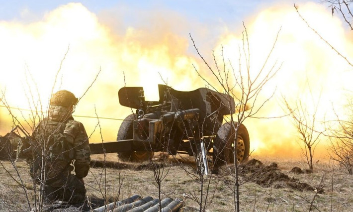 Quân đoàn 1 Donetsk được tổ chức dựa trên lực lượng vũ trang địa phương của khu vực Donetsk. Sau khi tái tổ chức, có thêm binh lính Nga được bổ sung và quân đoàn được tăng cường trang bị cơ giới hóa và vũ khí hạng nặng.