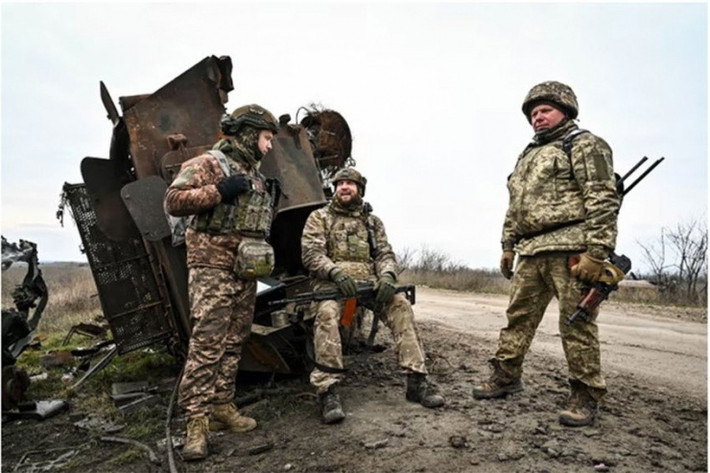 Do lỗ hổng của Quân đội Ukraine ở Avdiivka quá lớn, nên Lữ đoàn BBCG số 59 của Quân đội Ukraine phòng thủ tại đây không nhận được nhiều sự hỗ trợ và thực sự không thể tự chống đỡ. Hơn nữa, Lữ đoàn này còn có nhiệm vụ hỗ trợ sườn phía bắc Krasnohorivka. Nhưng sau khi mất Nevel's'ke, Lữ đoàn còn bị bao vây từ sườn nam.