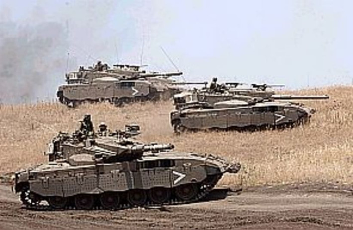 Lớp giáp bảo vệ của xe tăng Merkava là ưu tiên hàng đầu trong thiết kế, trong các phiên bản Merkava càng về sau, thì lớp giáp lại càng dày thêm. Nhưng cũng giống như xe tăng của các quốc gia khác, trên xe tăng Merkava, khu vực được bảo vệ tốt nhất là bán cầu trước và hai bên hông xe.