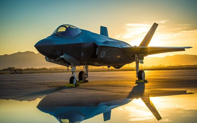 Lý do là Ukraine sẽ không bao giờ có được máy bay chiến đấu tàng hình F-35, trước hết đây là vũ khí có giá rất đắt đỏ, chứa nhiều bí mật quân sự cốt lõi, không chỉ của Mỹ mà của cả NATO (F-35 là dự án chung của nhiều quốc gia, do Mỹ đứng đầu). Quan trọng nhất là rất nhiều lỗi kỹ thuật của F-35 chưa được khắc phục, nên chưa thể đưa vào chiến đấu với một đối thủ mạnh như Nga, như vậy rủi ro sẽ rất lớn.