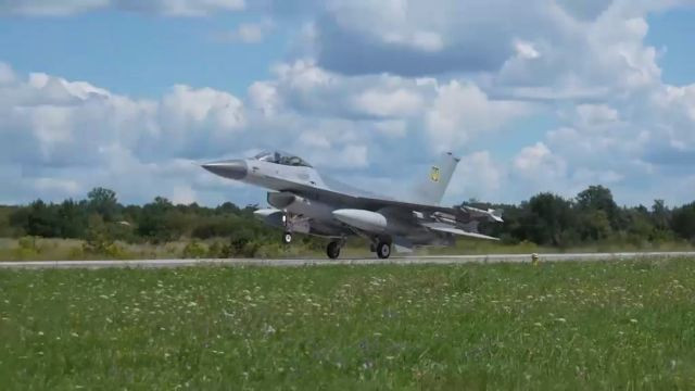 Tất nhiên, máy bay chiến đấu F-16 của Ukraine có thể được tiếp nhiên liệu trong các nhà chứa máy bay dưới lòng đất, nhưng việc xây dựng những nhà chứa máy bay như vậy đòi hỏi rất nhiều thời gian, tiền bạc; trong điều kiện chiến tranh không cho phép Ukraine thực hiện. Vì vậy, tiếp nhiên liệu trên không là phương án đơn giản nhất, để tiêm kích F-16 thực hiện nhiệm vụ chiến đấu.