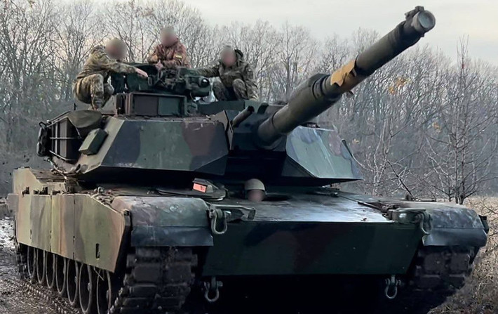 Tuy nhiên, nhiều người trong giới chuyên môn suy luận rằng, sau khi trì hoãn việc giao xe tăng M1 Abrams cho đến tận khi Ukraine không còn nhiều động lực trong cuộc phản công vào mùa hè vừa qua, Washington lại tìm cách “câu giờ”, khi không cho xe tăng M1 Abrams tham gia chiến đấu cường độ cao, như xe tăng Leopard.