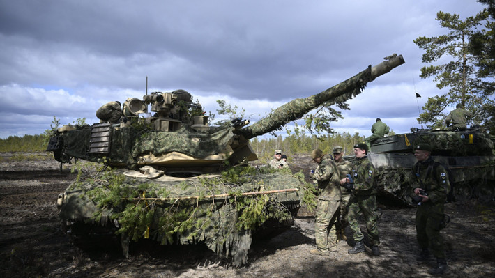 Một số lính tăng Ukraine “hài hước” cho rằng, trước vũ khí chống tăng hùng hậu của Nga, xe tăng đáng tin cậy nhất của NATO là chiếc được bố trí càng xa tiền tuyến càng tốt; tức là ở rất sâu phía sau. Ví dụ như chiếc M1 Abrams của Mỹ; số còn lại đang “cháy nổ như pháo hoa”.