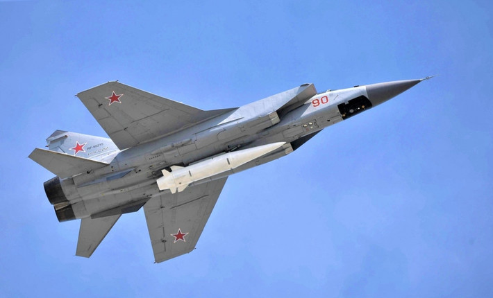 Nhưng hiện tại, những chiếc MiG-31K có thể có khả năng sử dụng loại bom này, vì mấu treo dưới bụng máy bay có thể mang tên lửa siêu thanh Kinzhal nặng 4.300 kg. Và do MiG-31 bay ở độ cao lớn, nên nó sẽ có tầm bay xa hơn khi phóng FAB-3000. Tuy nhiên, số lượng MiG-31 không nhiều và phần lớn chúng sử dụng để phóng tên lửa Kinzhal.