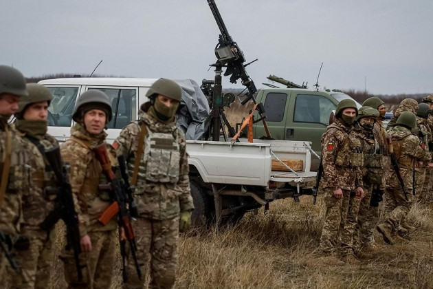 Ngoài ra, Bộ Tổng tham mưu Quân đội Ukraine ngày 14/5 đưa tin, do hoạt động bất ngờ của Quân đội Nga, Quân đội Ukraine buộc phải "di chuyển đến vị trí thuận lợi hơn" tại khu vực Vovchansk thuộc vùng Kharkov. Douglas McGregor, cựu cố vấn Lầu Năm Góc, cho biết có nhiều bằng chứng về số lượng lớn binh sĩ Ukraine đã đầu hàng và bị bắt.