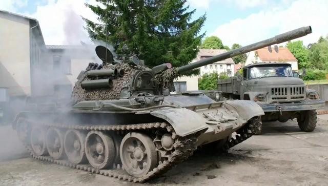 Trên chiến trường Ukraine đã xuất hiện hình ảnh nhiều đơn vị của Nga sử dụng xe tăng T-55 cải tiến để chiến đấu. Mặc dù T-54/55 là thế hệ xe tăng đầu tiên sau Thế chiến hai, dù đã lạc hậu, nhưng xét về số lượng, thì đủ để Quân đội Nga "tiêu xài phung phí" trong một thời gian dài.