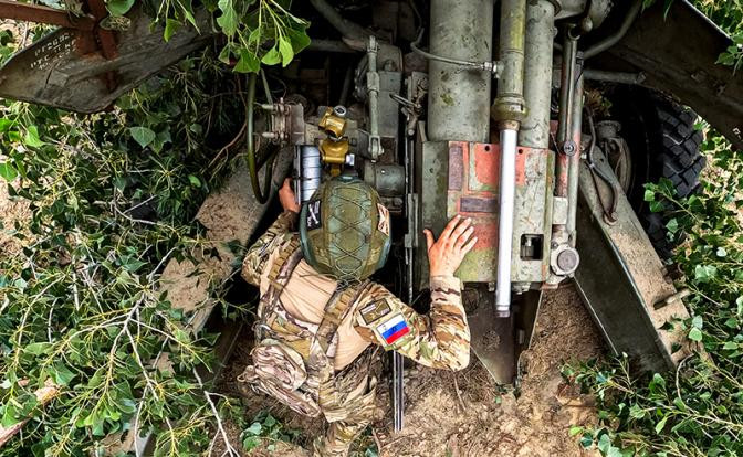 Theo truyền thông Nga đưa tin, Quân đội Nga tiếp tục bao vây, truy kích nhóm quân của Ukraine đã tham gia vào cuộc tấn công vào khu vực Kursk của Nga. Sáng ngày 8/8, phóng viên quân sự Nga Alexander Sladkov xác nhận, bất chấp nhiều thông tin tuyên truyền của truyền thông Ukraine, lực lượng tấn công của Ukraine vẫn không thể chiếm được trung tâm khu vực Sudzha.