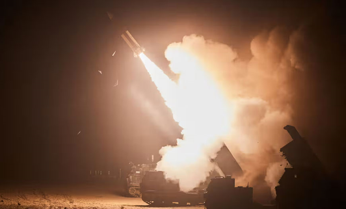 Trong ngày, hệ thống phòng không Nga đã bắn hạ 2 tên lửa ATACM, 4 tên lửa HIMARS cũng như 74 UAV của Ukraine, trong đó 27 chiếc UAV bị bắn hạ trên lãnh thổ Nga. Điều này nhấn mạnh tính hiệu quả cao của các hệ thống phòng không Nga và khả năng chống lại các mối đe dọa hiện đại.