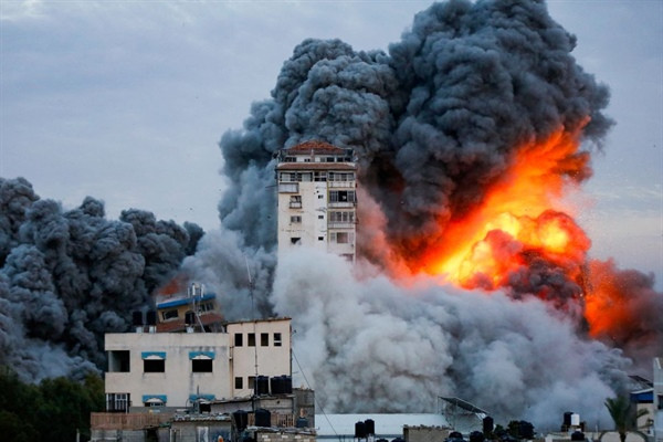 Quân đội Israel đã phải kích hoạt kế hoạch khẩn cấp, khẩn trương tuyển mộ binh sĩ mới; đồng thời mời lực lượng đặc biệt của Mỹ hỗ trợ chiến dịch. Israel còn kêu gọi Mỹ viện trợ quân sự khẩn cấp, đặc biệt là đạn pháo và bom.