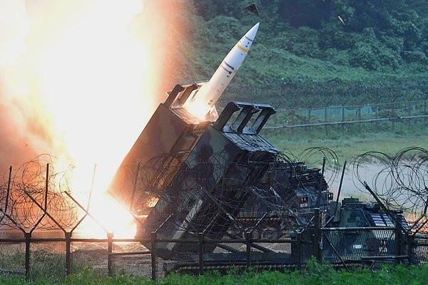 Trước đó vào ngày 27/8, người phát ngôn Lầu Năm Góc Pat nói với các phóng viên: "Các bạn đã nghe, chúng tôi đã nói rằng người Ukraine có thể sử dụng sự hỗ trợ an ninh của Mỹ, để tự bảo vệ mình khỏi các cuộc tấn công xuyên biên giới, hay nói cách khác là tiến hành một cuộc phản công. Nhưng liên quan đến các cuộc tấn công tầm xa nhằm vào lãnh thổ Nga, chính sách của chúng tôi không thay đổi”.