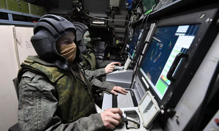 Đầu tiên, hai chiếc Su-24M của Ukraine đã phóng một số tên lửa mồi nhử ADM-160 MALD do Mỹ sản xuất về phía bán đảo Crimea, thu hút sự chú ý theo dõi từ radar của Sư đoàn tên lửa phòng không số 10 của Nga đang làm nhiệm vụ bảo vệ bán đảo.