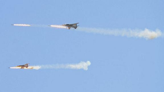 Máy bay cường kích Su-24M của Ukraine sau khi xuất kích, bay vào tỉnh Nikolayev và được sự yểm trợ của hệ thống phòng không Ukraine để tránh bị máy bay chiến đấu Su-35S của Nga đánh chặn.