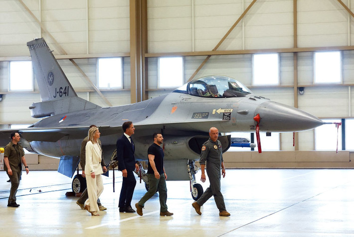 Theo dự báo, với việc các máy bay chiến đấu F-16 sẽ tham gia chiến đấu vào mùa hè, Ukraine đang đàm phán để xin thêm (hoặc mua) các máy bay chiến đấu Mirage 2000 và JAS-39 Gripen. Như vậy chiến trường Ukraine rất có thể sẽ bắt đầu chuyển sang cuộc chiến giành ưu thế trên không.