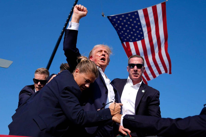 Bức ảnh đẫm máu này chắc chắn sẽ trở thành “kinh điển” trong cuộc đời ông Trump. Đây vừa là khoảnh khắc nguy hiểm nhất, vừa là khoảnh khắc huy hoàng nhất của ông. Tất nhiên một người cá tính như ông Trump sẽ không để cuộc khủng hoảng diễn ra dễ dàng, ông nói: "Chúng tôi chưa biết kẻ xả súng là ai, nhưng anh ta đã chết".