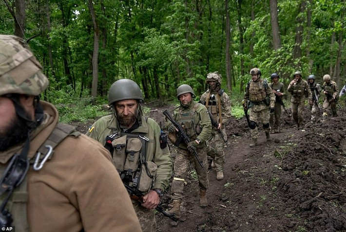 Lý do bỏ trận địa sau này được lãnh đạo Quân đội Ukraine giải thích là do việc thay quân không ăn khớp giữa Lữ đoàn bộ binh cơ giới 47 và Lữ đoàn bộ binh cơ giới 115. Nhưng dù cho giải thích thế nào, thì việc bàn giao nhiệm vụ phòng ngự phải diễn ra ở thực địa; tức là có quân đến thay rồi lực lượng phòng ngự trước đó mới được rút đi.