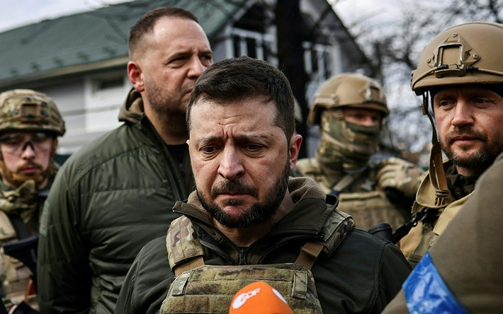 Vì vậy, Tổng thống Zelensky đã cách chức Tướng Zaluzhny khỏi chức vụ của mình vào đầu năm nay và cho ông trở thành đại sứ Ukraine tại Vương quốc Anh. Sau đó, Tổng thống Zelensky đã thăng cấp cho Tướng Syrsky lên chức Tổng tư lệnh quân đội. Theo CNN, Tướng Syrsky là người luôn ủng hộ Tổng thống Zelensky.