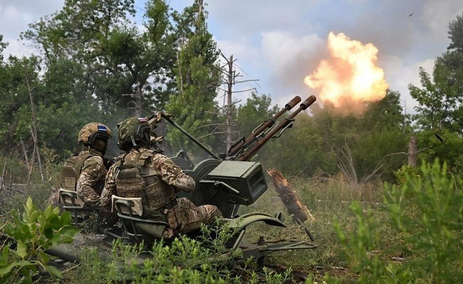 Tuy nhiên, Tổng tư lệnh Ukraine khó có thể giải thích tại sao, trong bối cảnh các khu vực khác của mặt trận được cho là đang suy yếu, thì các Lực lượng Vũ trang Nga đang tích cực tiến về Kupyansk và Kurakhovo, đồng thời đã chiếm hơn 70% diện tích thành phố Toretsk ở Donetsk. (Nguồn ảnh: Rvvoenkory, Topwar, TASS).