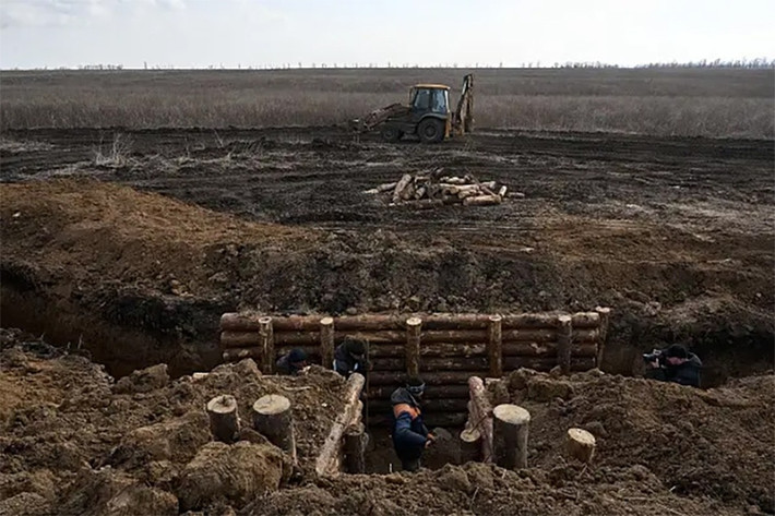 Bộ Quốc phòng Ukraine cũng đã triển khai xây dựng tuyến phòng thủ thứ hai và thứ ba được xây dựng bởi lực lượng vũ trang địa phương, kết hợp với các công ty xây dựng tư nhân. Tuy nhiên việc thiếu máy móc, nguyên liệu và tệ nạn tham nhũng đã cản trở việc xây dựng phòng tuyến này.