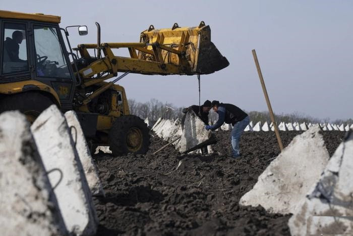 Ukraine đã dần học làm theo, nhưng không đạt được tiến bộ thực sự cho đến khi điều kiện thời tiết được cải thiện vào mùa xuân này. Vào tháng 3 năm nay, Tổng thống Ukraine Zelensky tuyên bố rằng, họ đang xây dựng 2.000 km phòng thủ trên ba tuyến phòng thủ.