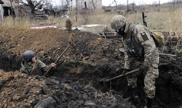 Hiện nay, việc xây dựng tuyến phòng thủ tuyến 1 được đặt lên vai Quân đội Ukraine, những người đang phải vừa căng mình chiến đấu ngăn chặn quân Nga, thực hiện chiến lược “nghìn vết cắt”; vừa phải tham gia vào việc xây dựng các công sự phòng thủ.