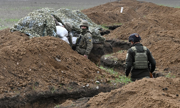 Trước làn sóng hoảng loạn sau khi Avdiivka bị Quân đội Nga kiểm soát, Ukraine đang khẩn trương xây dựng hệ thống công sự trận địa phòng ngự, nhưng chủ yếu là chiến hào, hố cá nhân, hầm ếch, các vị trí bắn và một số hầm trú ẩn trên tiền tuyến.