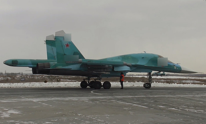 Su-34 là máy bay tiêm kích bom chiến thuật hai chỗ ngồi, đã tham gia rất nhiều vào các cuộc không kích của Quân đội Nga trên chiến tuyến Ukraine; nó có nhiệm vụ như những máy bay ném bom chuyên dụng và được ví là “ngựa thồ” của Không quân Nga.
