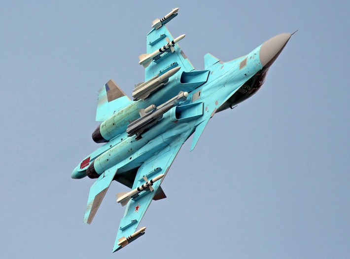 Do Su-34 tính năng cơ động thấp hơn Su-35, vì vậy khả năng tránh tên lửa cũng thấp hơn Su-35. Đặc biệt là khả năng chịu quá tải “G” của Su-35 cũng cao hơn của Su-34, do vậy phi công Su-35 có thể thực hiện các động tác ngoặt gấp ở tốc độ cao để tránh tên lửa đối phương, mà không ảnh hưởng tới khung thân máy bay. (Nguồn ảnh: Topwar, Wikipedia, Reuters).