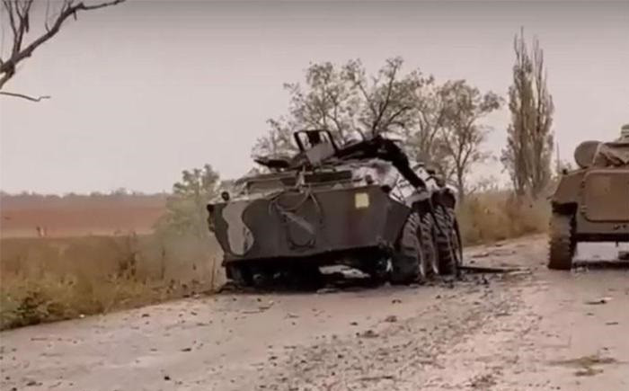 Đoạn video đăng trên mạng xã hội được quay trên đường cao tốc ở vùng Kherson vào tháng 10/2022. Người quay cảnh này có lẽ là thành viên tổ lái một chiếc xe bọc thép của Nga. Trong đoạn phim, 6 xe bọc thép bánh lốp của Ukraine bị phá hủy liên tiếp xuất hiện trên đường, theo nhiếp ảnh gia, tất cả đều bị xe tăng T-62M của Nga tiêu diệt.