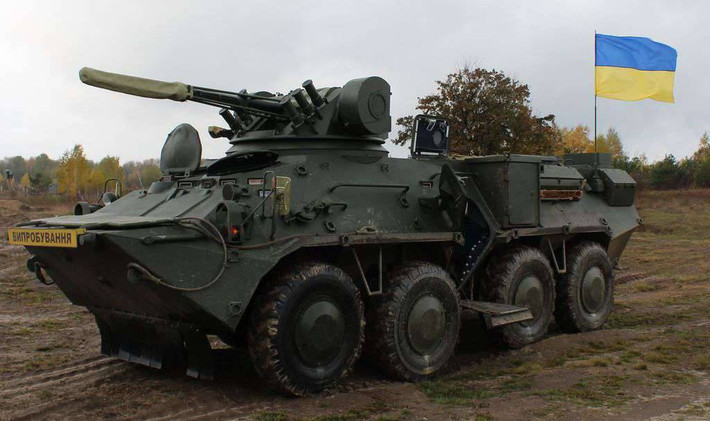BTR-70 là loại xe bọc thép bánh lốp được Liên Xô phát triển từ những năm 1970; xe chỉ nặng 11,5 tấn và có lớp giáp dày dưới 10 mm. Nó không thể chống được bất kỳ đòn tấn công nào từ pháo 115 mm, dù là đạn xuyên giáp hay đạn nổ phá.